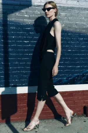 Con Zara y el estilo capri, el verano nunca ha sido tan elegante y mediterráneo 41 Merca2.es PANTALÓN CAPRI SNAPS ZW COLLECTION