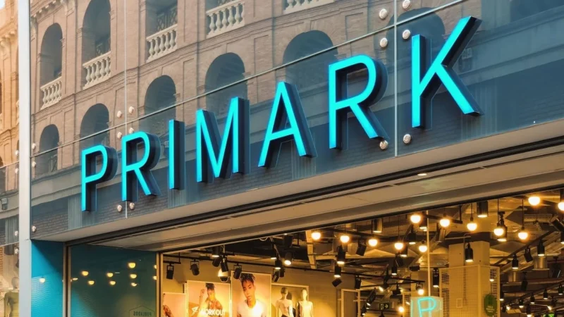 Primark se 'cansa' de regalar las bolsas de plástico a sus clientes 3 Merca2.es La novedad de Primark: vestido camisero de otoño por 22 euros