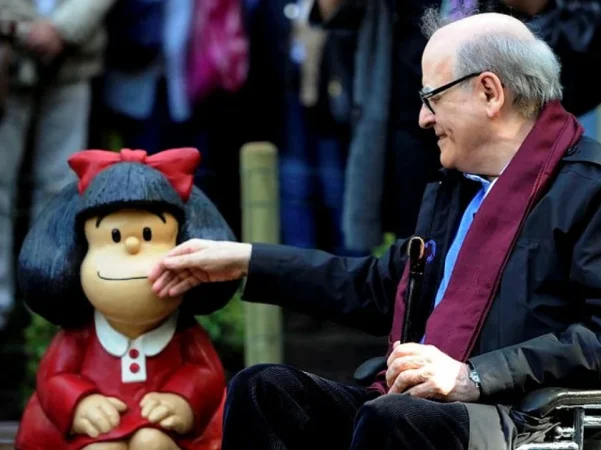 Netflix prepara una serie animada sobre Mafalda 41 Merca2.es Quino creador de Mafalda con una estatua Merca2.es
