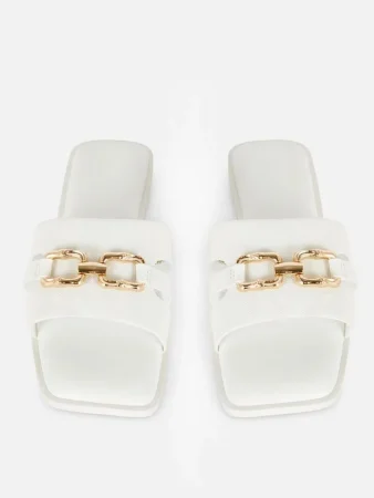 Sandalias destalonadas con cadena