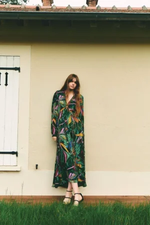 Descubre la nueva colección de vestidos de Sfera, que redefine la elegancia y estilo 63 Merca2.es Vestido estampado flecos