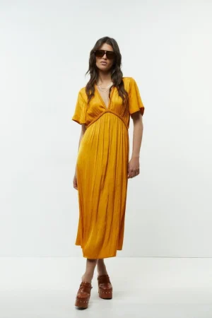 Descubre la nueva colección de vestidos de Sfera, que redefine la elegancia y estilo 64 Merca2.es Vestido midi