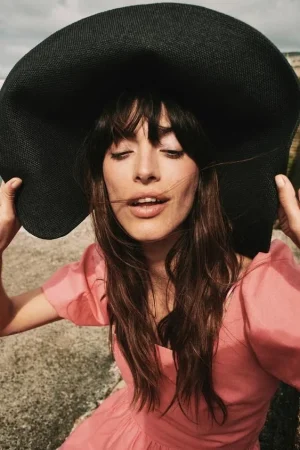 Los complementos de Zara que transforman tus looks veraniegos 45 Merca2.es VISERA ALA ANCHA