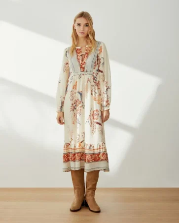 Vestido cuello pico con cenefas