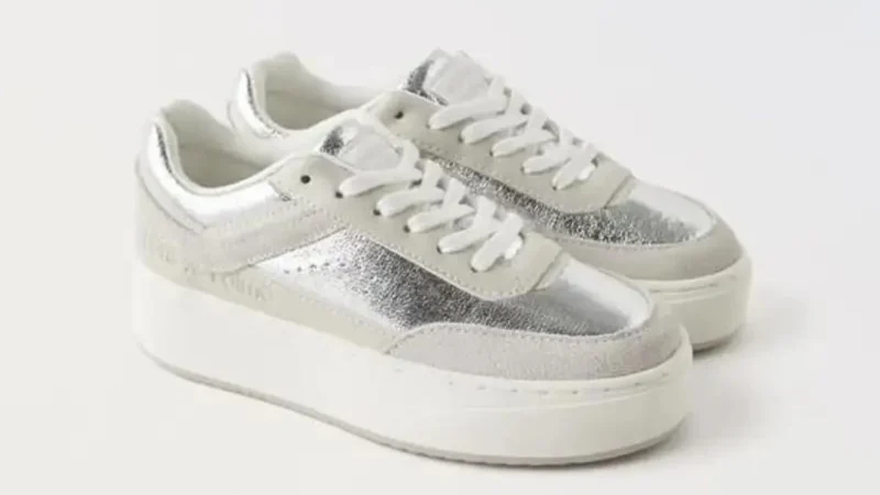 Zara rebaja las zapatillas metalizadas con plataforma para niñas por solo 15 euros 1 Merca2.es Las zapatillas metalizadas con plataformas de Zara para niñas y adultos