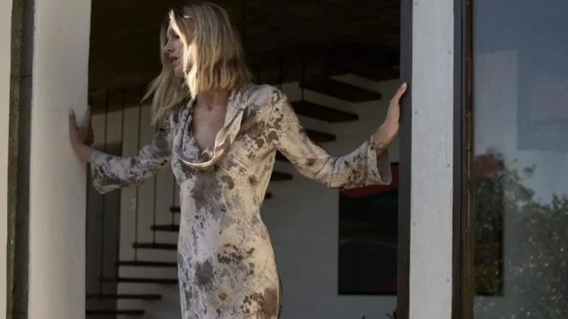 Zara lanza el vestido que será tendencia este otoño: elegante, con manguita y falda larga 1 Merca2.es El vestido de Zara que no puede faltar en tu armario