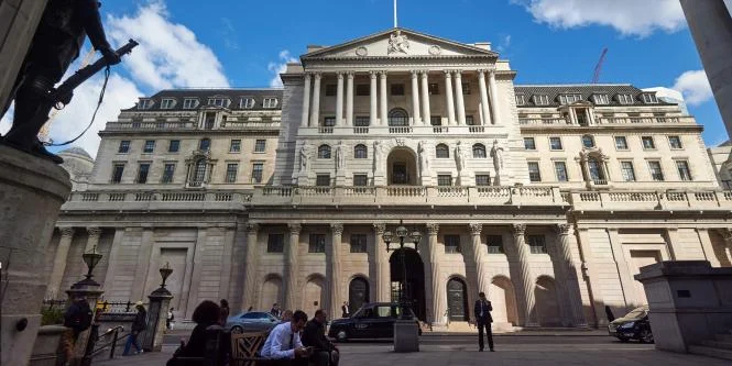 El Banco de Inglaterra mantiene los tipos al 5% y elige un enfoque gradual para ajustarlos