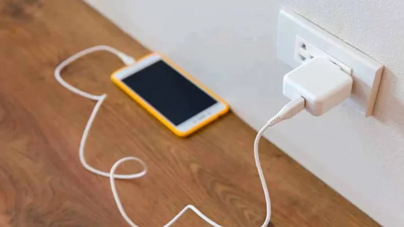 ¿Cuál es el porcentaje de carga ideal en el que se debe enchufar el teléfono? 26 Merca2.es Carga teléfono