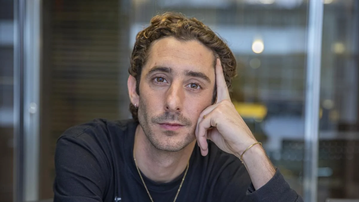 Un gran compañero de escena que logra darle un punto de vista diferente a la historia 