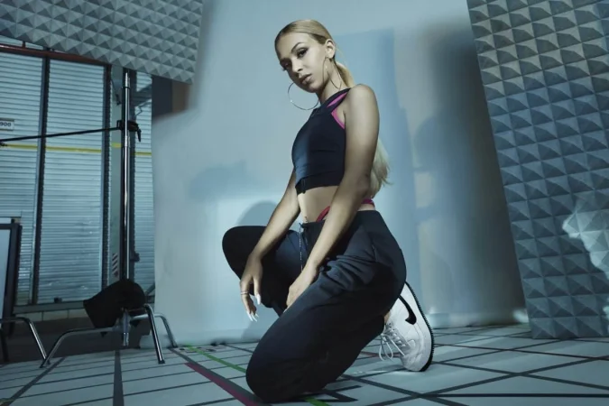 Así es la rutina fitness de Bad Gyal para tener unas piernas envidiables que puedes hacer en tú casa 1 Merca2.es Rutina fitness de Bad Gyal para tonificar las piernas