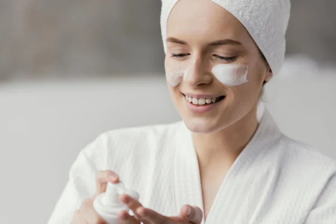 woman using white face cream Merca2.es