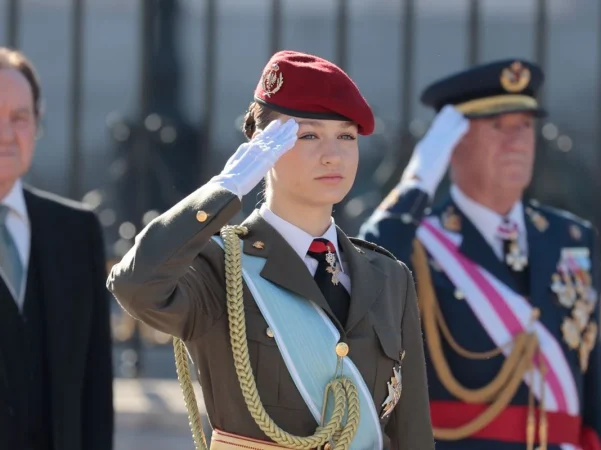 Leonor, en el ojo del huracán: la imagen que genera caos en la Zarzuela 2 Merca2.es La estricta vigilancia a la Princesa Leonor: medidas extremas en la Academia Naval para evitar filtraciones