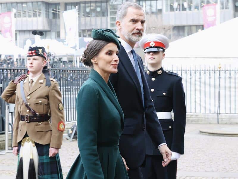 La Reina Letizia y la verdad sobre la sangre azul descubierta en 3 Merca2.es Reina Letizia y Rey Felipe en la misa del Duque de Edimburgo en Londres