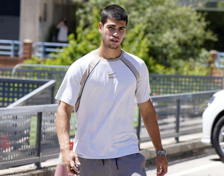 Carlos Alcaraz pillado en Wimbledon con alguien cercano a Cayetano Rivera 1 Merca2.es carlos alcaraz