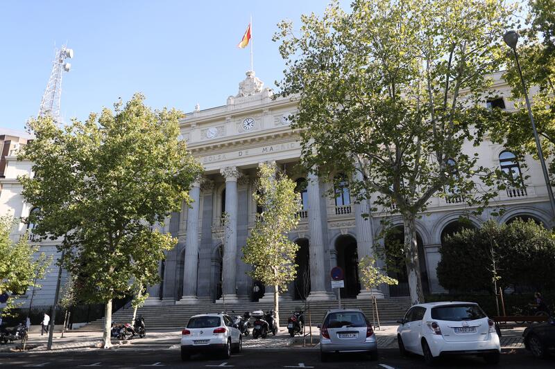 El Ibex avanza a media sesión impulsado por la banca, con el BCE en el horizonte