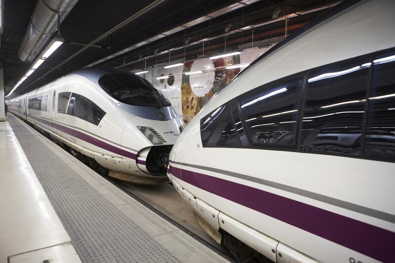 Renfe pone en circulación un nuevo AVE directo entre Cataluña y Andalucía este lunes