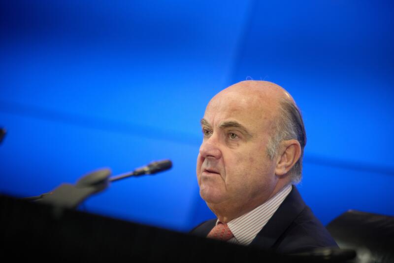 Guindos reitera que no tienen una «senda predeterminada» de bajada de tipos y defiende la «opcionalidad»