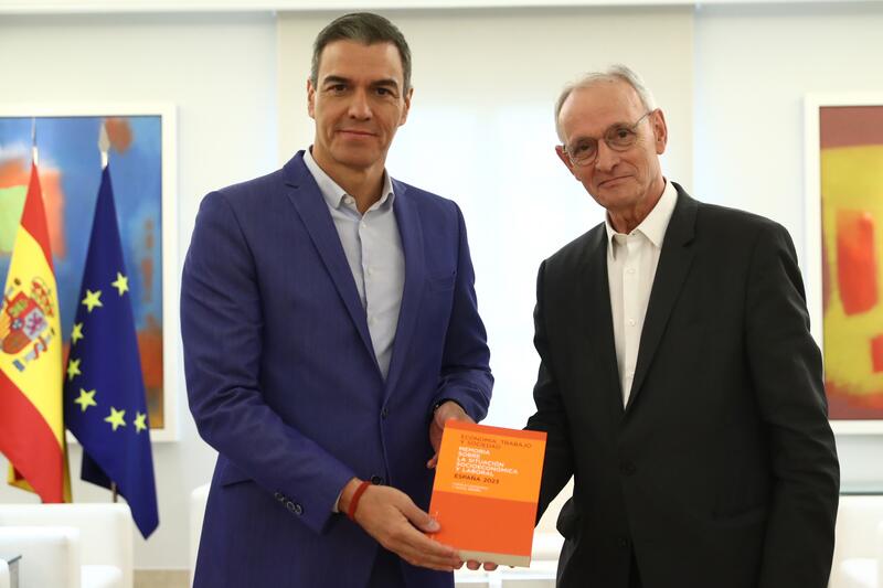 Pedro Sánchez recibe de Antón Costas la memoria del CES sobre la situación socioeconómica y laboral de 2023