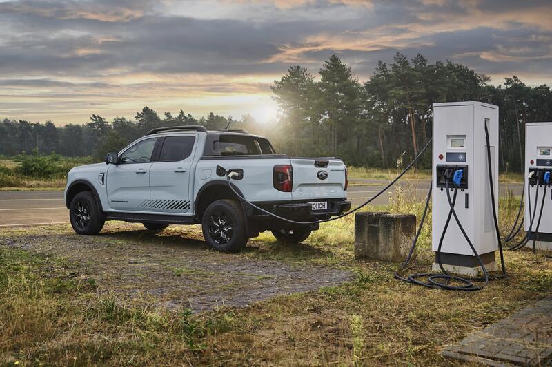 Potencia y sostenibilidad se unen: Ford Pro desvela el Ranger híbrido enchufable de 279 CV