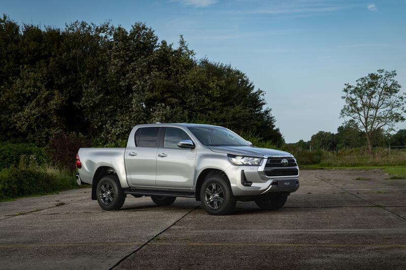 Toyota presenta una versión híbrida ligera de su pick-up Hilux de 48 V