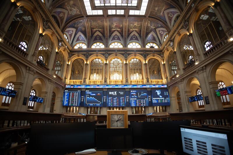 El Ibex 35 se recupera al mediodía y cierra sin cambios en torno a los 11.800 puntos