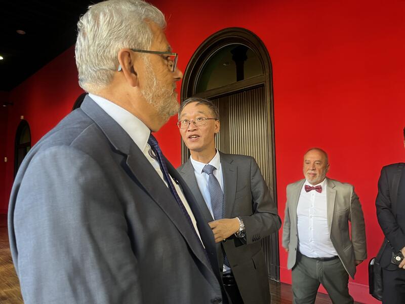 China confía en que la UE revise los aranceles al coche eléctrico tras la visita de Sánchez