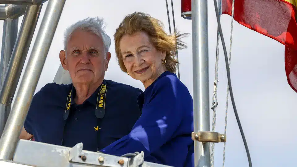 La Reina Sofía reaparece en Mallorca para seguir de cerca a su hijo Felipe VI en alta mar