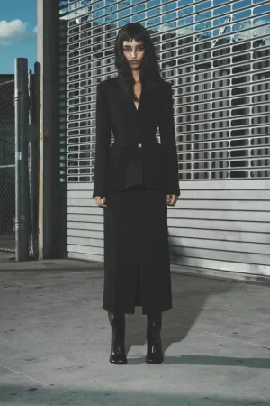 Blazer Entallada y Falda Tubo: La Elegancia y Versatilidad de Zara