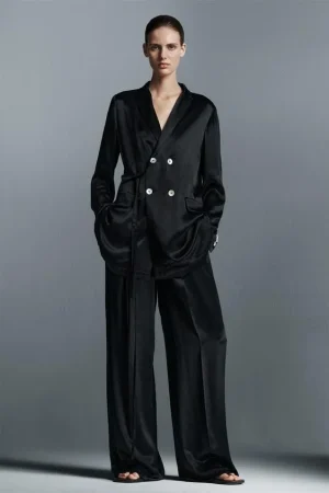 Blazer Fluida Cruzada y Pantalón Satinado: Elegancia y Comodidad por Zara