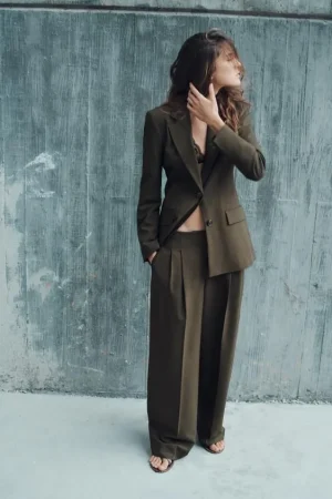 Blazer Larga Recta y Pantalón Wide Leg Pinzas: La Versatilidad de Zara para el Otoño