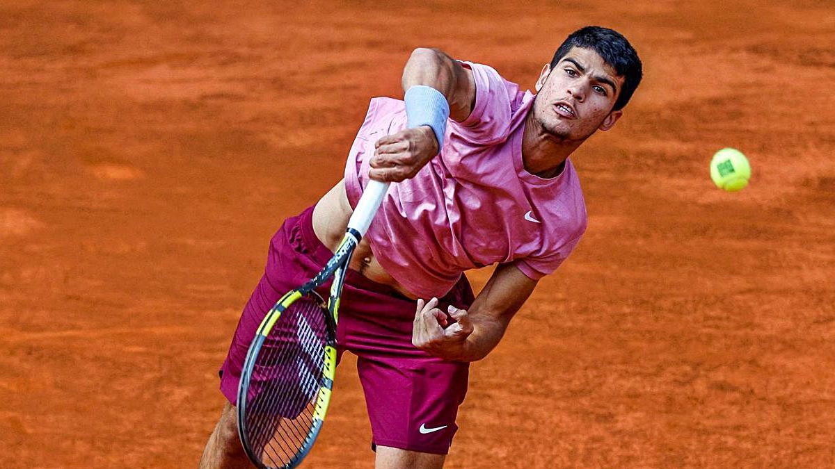Carlos Alcaraz sale a la pista de baile y deja a los invitados de Wimbledon alucinados con su estilo 3 Merca2.es Carlos-Alcaraz.jpg