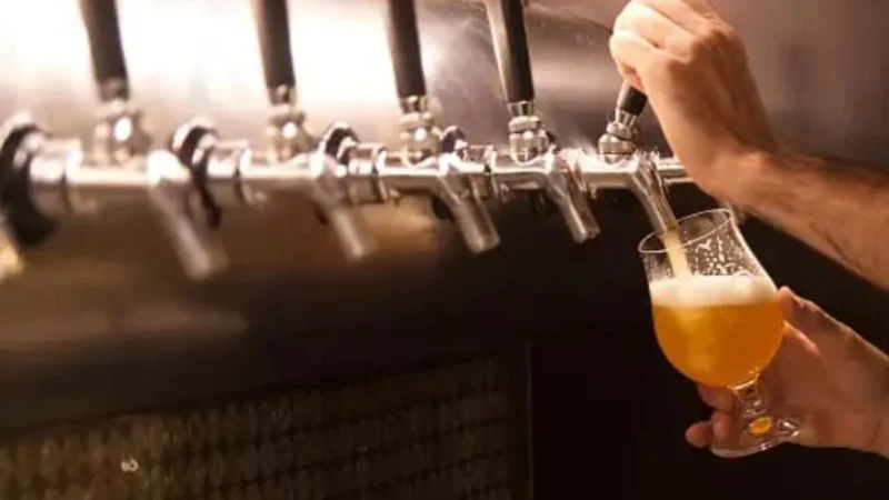La cerveza y el Mundial, la combinación de oro que ha salvado el verano de bares y restaurantes 1 Merca2 La advertencia viral de un camarero a los que siempre piden la cerveza en botellín