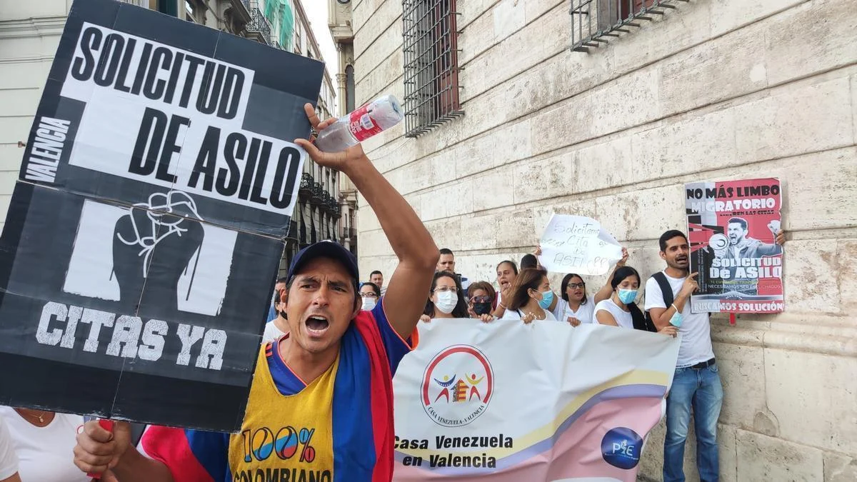 El imparable mercado negro de las citas para la DGT o el NIE