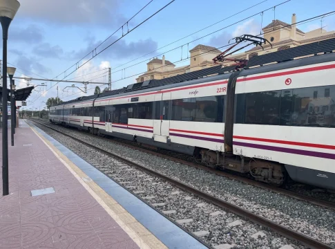 EuropaPress_6168611_tren_cercanias_renfe_parada