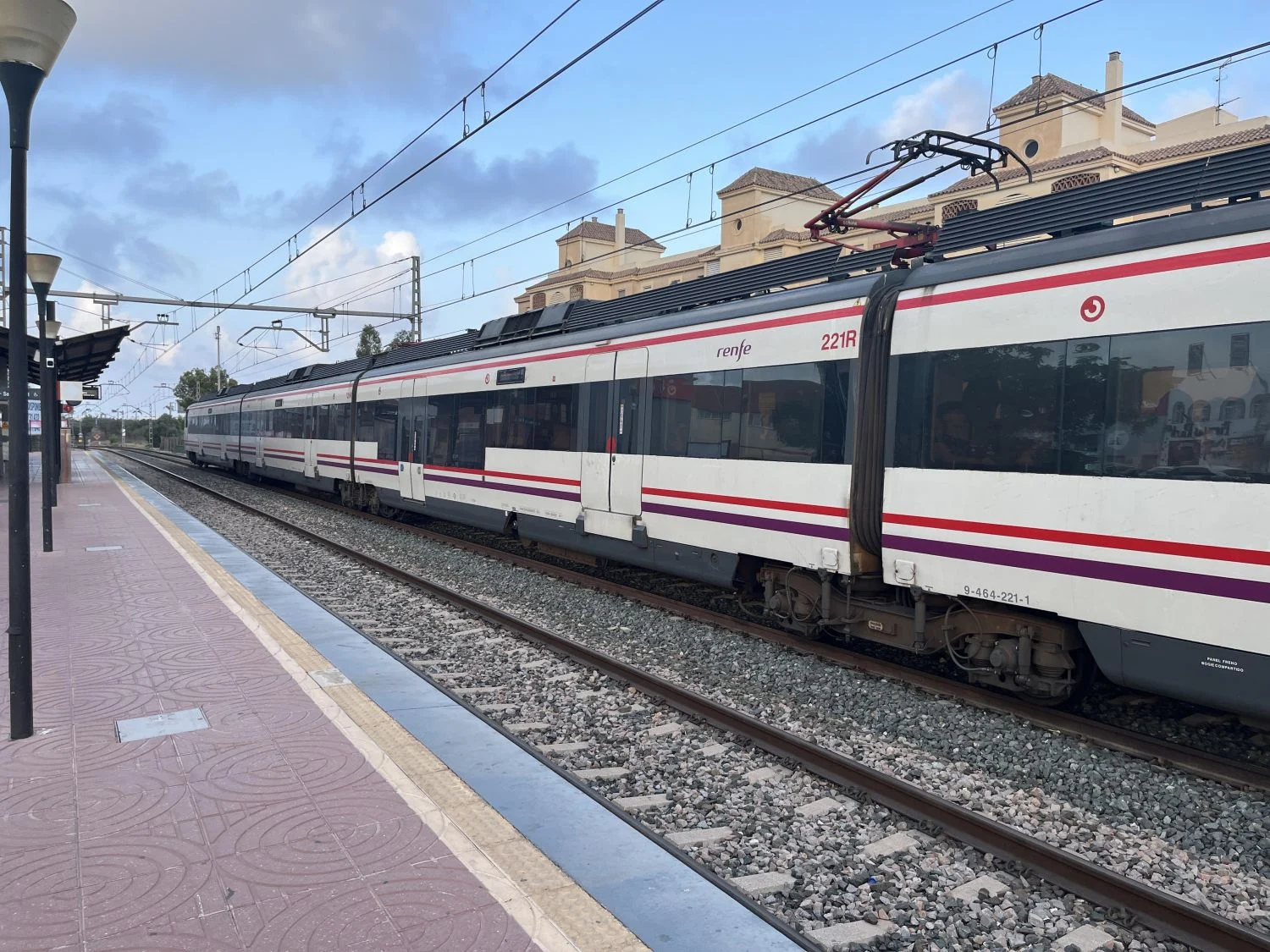 EuropaPress_6168611_tren_cercanias_renfe_parada
