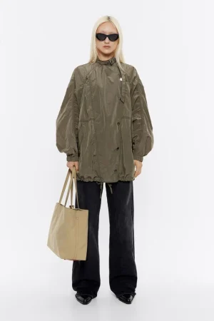 Las novedades de Bimba y Lola para el otoño que no puedes dejar pasar 35 Merca2.es Gabardina ligera corta caqui