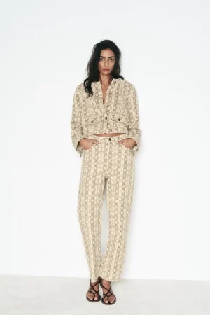 JEANS RECTO TIRO ALTO y CAZADORA Z1975 DENIM ESTAMPADO ANIMAL