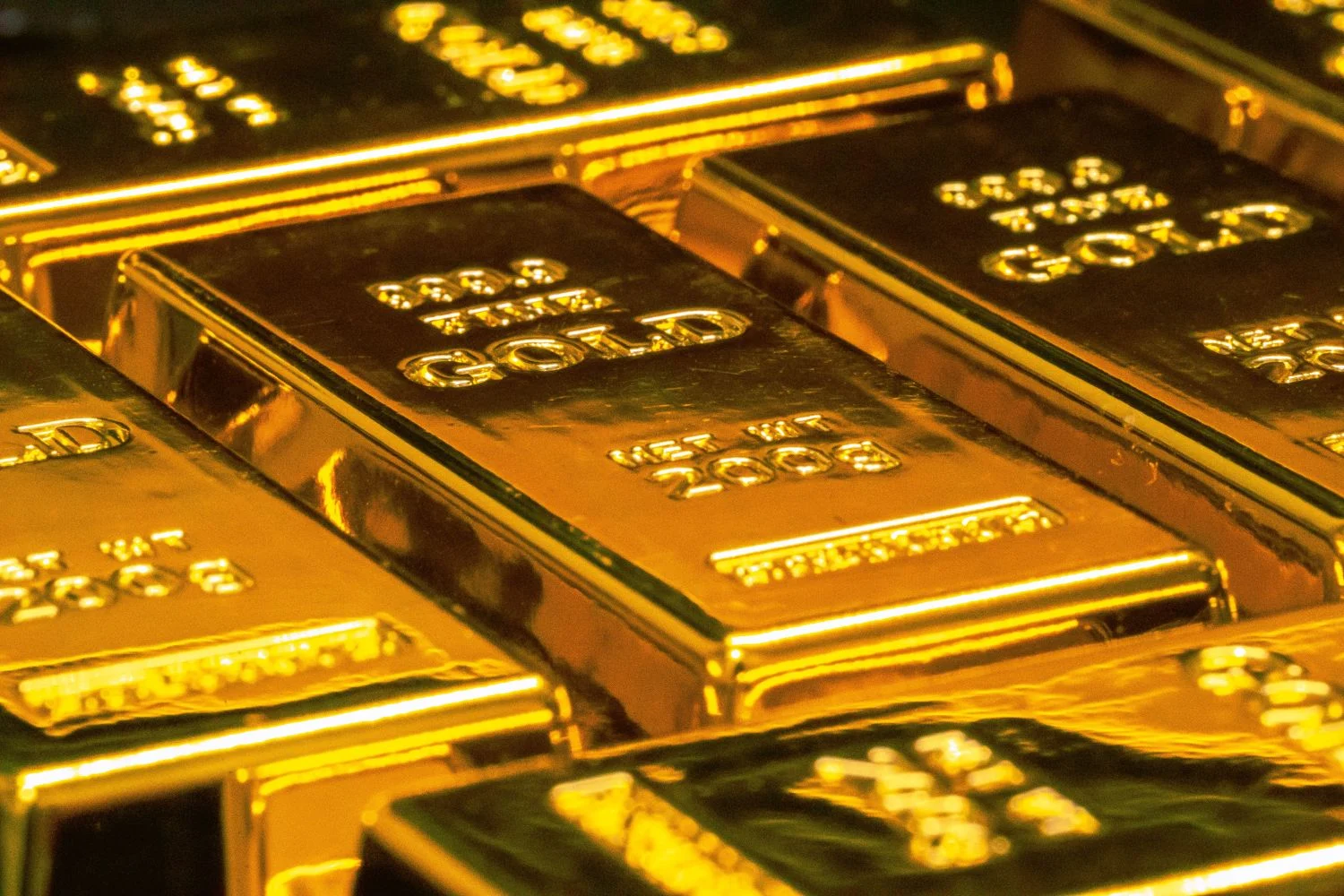 El oro sube un 1% y firma otro máximo histórico en su camino a los 2.700 dólares