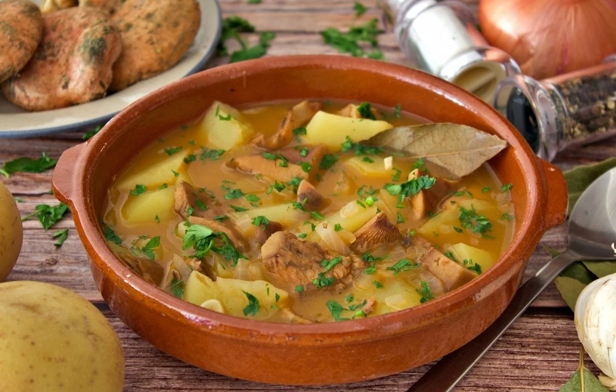 Patatas con níscalos, el guiso ideal de esta temporada