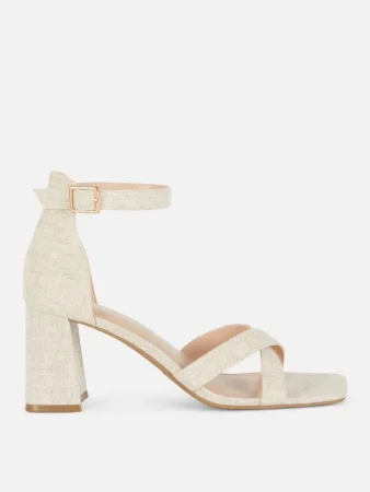 Sandalias de tacón y horma ancha con tira tejida