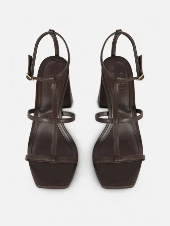 Sandalias en con tira en «T» y tacón de Rita Ora