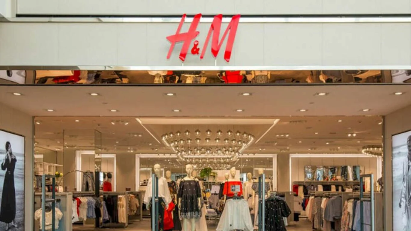 H&M lanza los pantalones holgados perfectos para un otoño cómodo y elegante