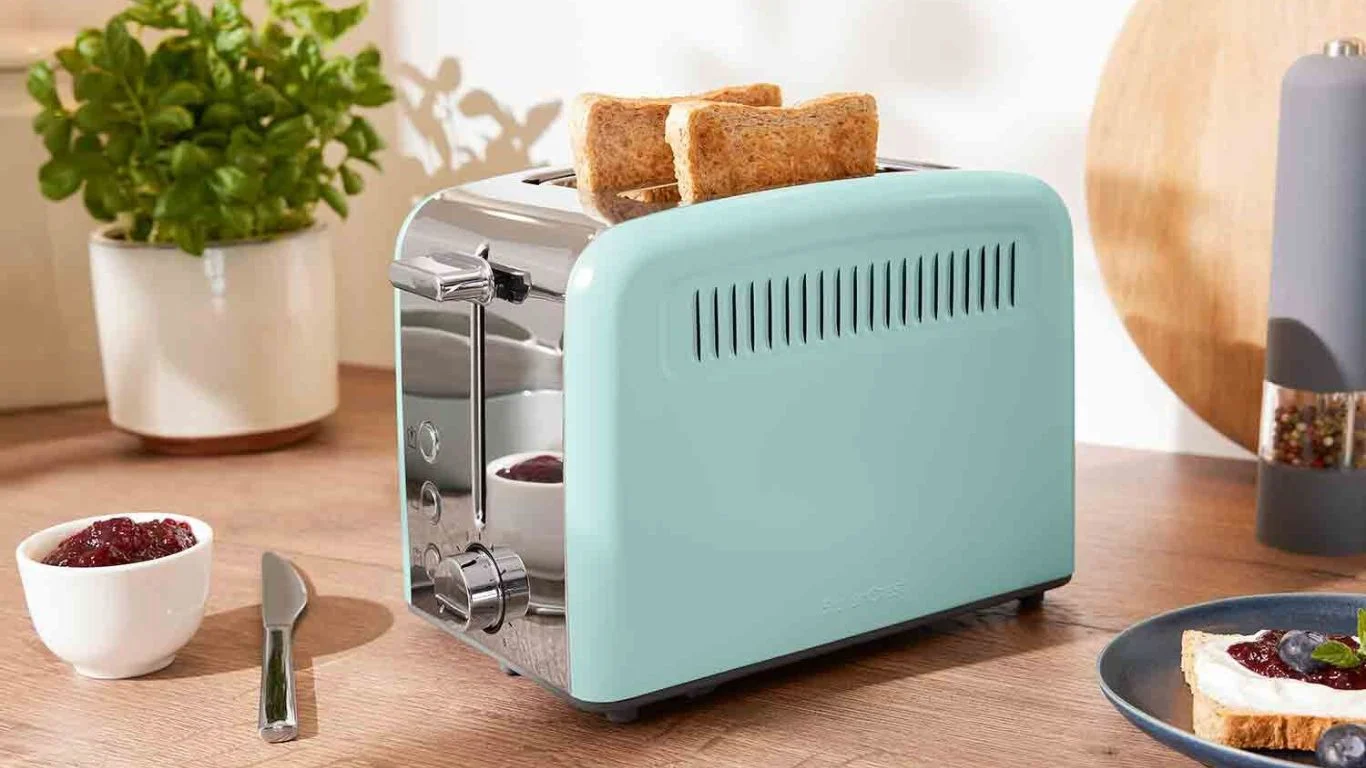 Hay muchas maneras de limpiar la tostadora, pero nunca lo hagas así porque puedes electrocutarte