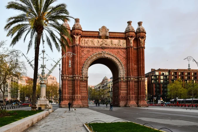 Los buenos datos de turismo en julio dan soporte a IAG, Meliá, Aena y eDreams 1 Merca2.es Turismo Barcelona pexels Merca2.es