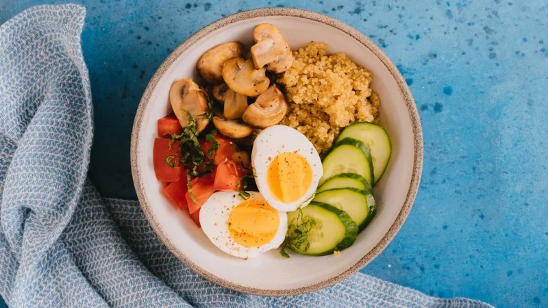 Adiós a los 5 kilos ganados en vacaciones: Recupera tu peso en 3 días con la dieta del huevo duro 1 Merca2.es Beneficios de la dieta del huevo duro para bajar esos kilos ganados en vacaciones