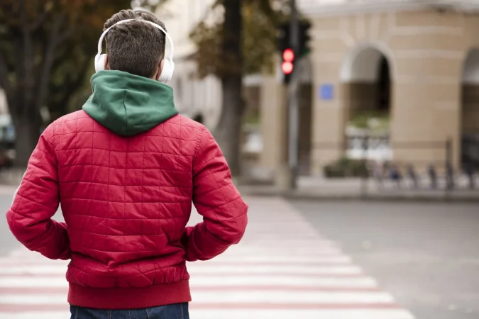 Con este chubasquero de Decathlon no pierdes estilo y no necesitas llevar paraguas 12 Merca2.es back view guy with headphones outdoors Merca2.es