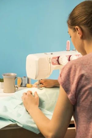 back view woman using sewing machine Merca2.es