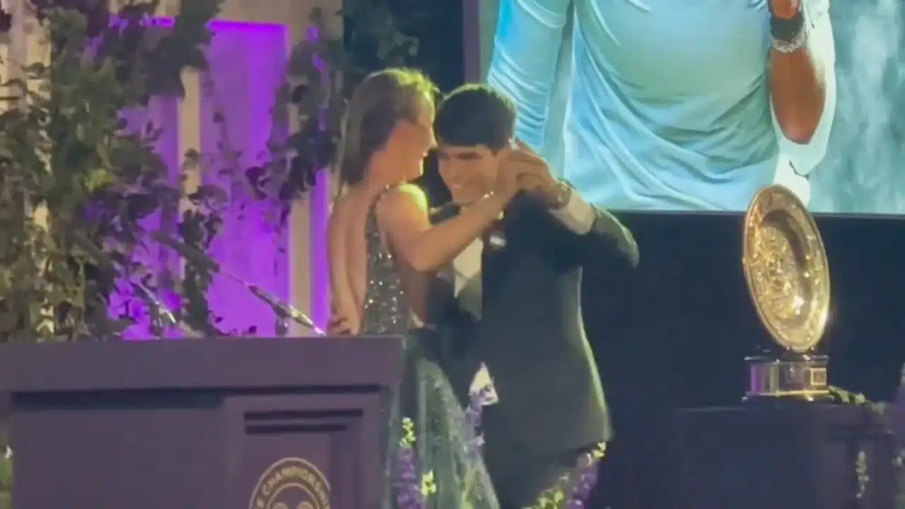 Carlos Alcaraz sale a la pista de baile y deja a los invitados de Wimbledon alucinados con su estilo 2 Merca2.es Carlos Alcaraz