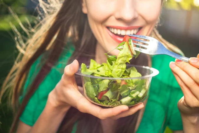 La DGT zanja el debate sobre si se puede comer o no mientras se conduce 48 Merca2.es Comer ensalada todos los días: los beneficios que destacan los nutricionistas