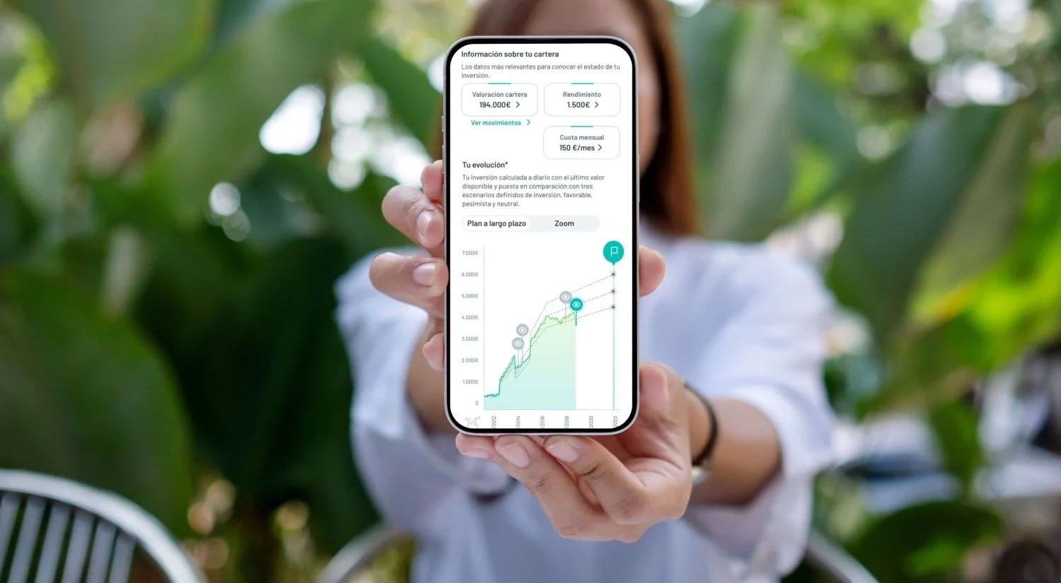 Nace Finnk, la primera plataforma de inversión que traslada la atención personalizada al mundo digital Finnk, de Kutxabank Investment, es la primera plataforma de inversión que traslada la atención personalizada al entorno digital. Su plataforma de Gestión Discrecional de Carteras (GDC) aplica, además de la tecnología más avanzada, la Inteligencia Artificial, en la gestión de las inversiones. Finnk cubre las necesidades de un gran número de clientes, combinando innovación, accesibilidad, transparencia y un servicio de alta calidad con una gestión independiente. Según Manuel Martín-Muñio, director general de Kutxabank Investment, se trata de “un servicio de valor añadido en inversión en el que tenemos puestas muchas expectativas” y en el que han trabajado dos años. El ejecutivo, en la presentación hoy de la herramienta, afirmó que se dirigen a un mercado potencial de cinco millones de clientes a los que llaman “finnkers, nativos digitales que invierten a medio plazo”. La compañía indica también que el acompañamiento personalizado e interactivo que proporciona Finnk, en base a algoritmos diseñados por expertos, hace que cada inversor disponga de un seguimiento detallado de la evolución de las inversiones y el impacto de los comportamientos del mercado, con el objetivo de tomar decisiones eficientes. A través de un plan de inversión adaptado a cada perfil y un cuidadoso acompañamiento digital de sus inversiones a largo plazo, los clientes de Finnk inician su planificación financiera desde 1.000 euros, con comisiones muy competitivas (0,45 euros + iva). La plataforma presenta, además, uno de los procesos de alta de cliente digital (onboarding) más ágiles y potentes del mercado. Este proceso facilita el acceso y la operativa para invertir rápidamente, optimizando al máximo la interacción con la plataforma. En este sentido, Iñaki Varela, subdirector general de medios de Kutxabank Investment recordó que “la tecnología por sí sola no puede garantizar el éxito de un proceso” y dijo que “Finnk es un producto diferencial y competitivo” Tres modelos de gestión y carteras para optimizar la inversión a largo plazo Finnk ofrece carteras muy diversificadas de fondos globales de las principales gestoras internacionales, gestionadas por un equipo de expertos, especializado en mercados, producto y tecnología. La plataforma ofrece tres modelos diferenciados de gestión, aplicados a carteras con elevado peso de renta variable, óptimas para maximizar una inversión a largo plazo: • IAvanzada: modelo de inversión, cuantitativo y automatizado, basado en un modelo algorítmico de última generación, creado por Inteligencia Artificial, en la selección de los activos y su peso dentro de la cartera. • Sostenible: modelo de inversión orientado a la promoción de la sostenibilidad ambiental, social y de gobierno corporativo. • Tendencias: modelo de gestión activa, basado en la inversión en tendencias globales destinadas a transformar el mundo.